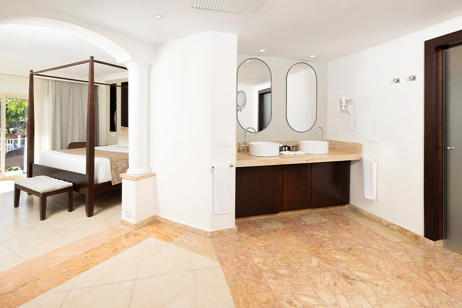 Amplio espacio con vista del baño y la habitación