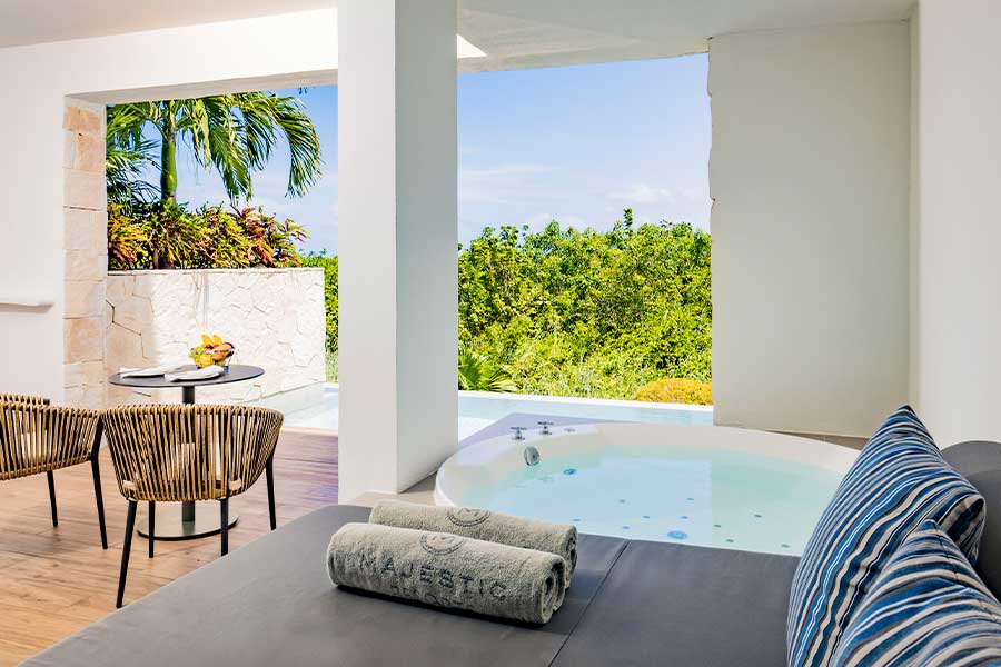 jacuzzi area terraza dia soleado junior suite swim up