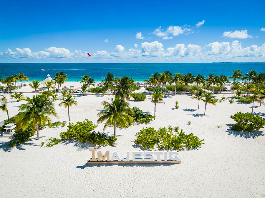 Vista aérea de la playa de Costa Mujeres frente al Majestic Elegance Costa Mujeres