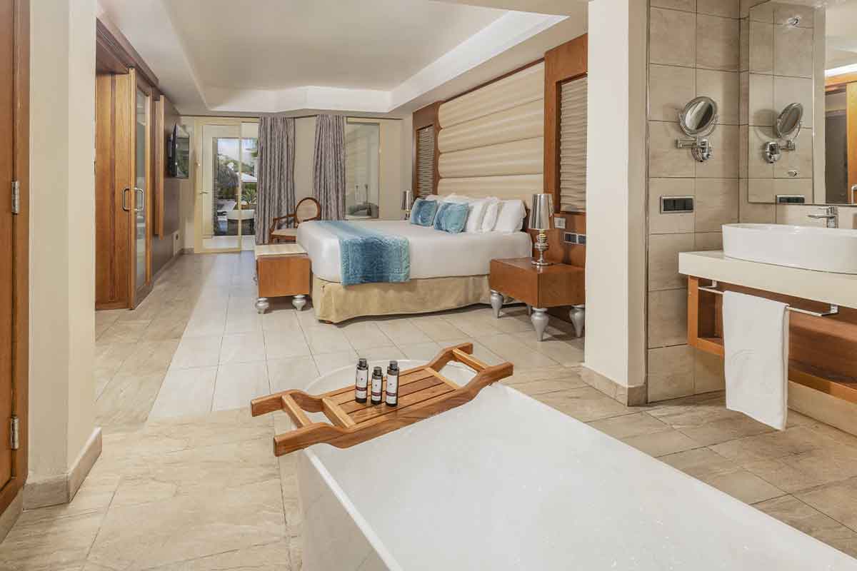 Cuarto de baño abierto a la habitación de una de las suites