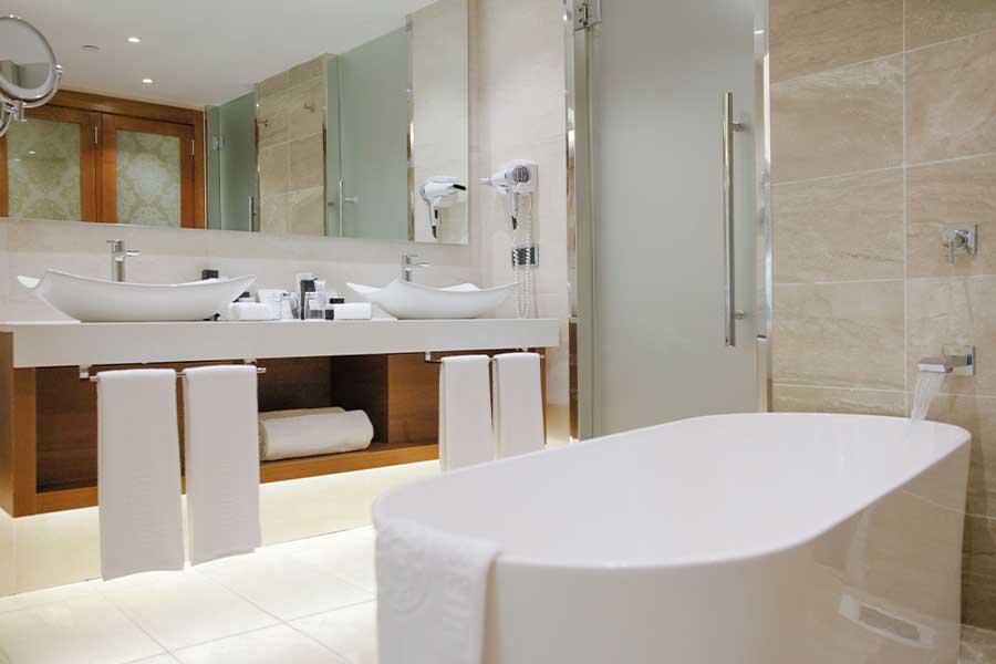 Espacioso cuarto de baño equipado con ducha y bañera