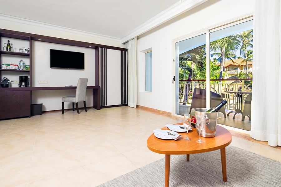Vista del gran salon con escritorio y televisión