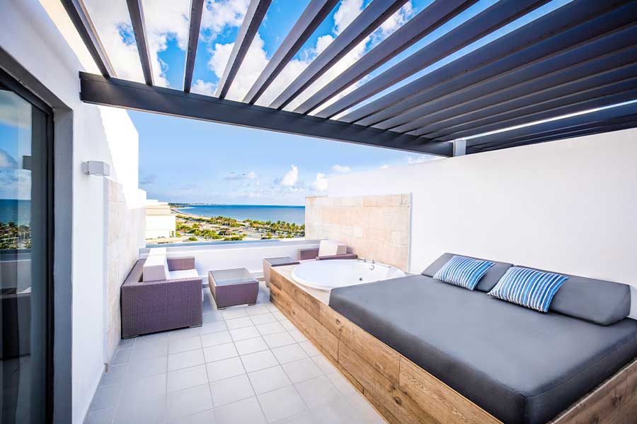 terraza con cama sky view suite rooftop