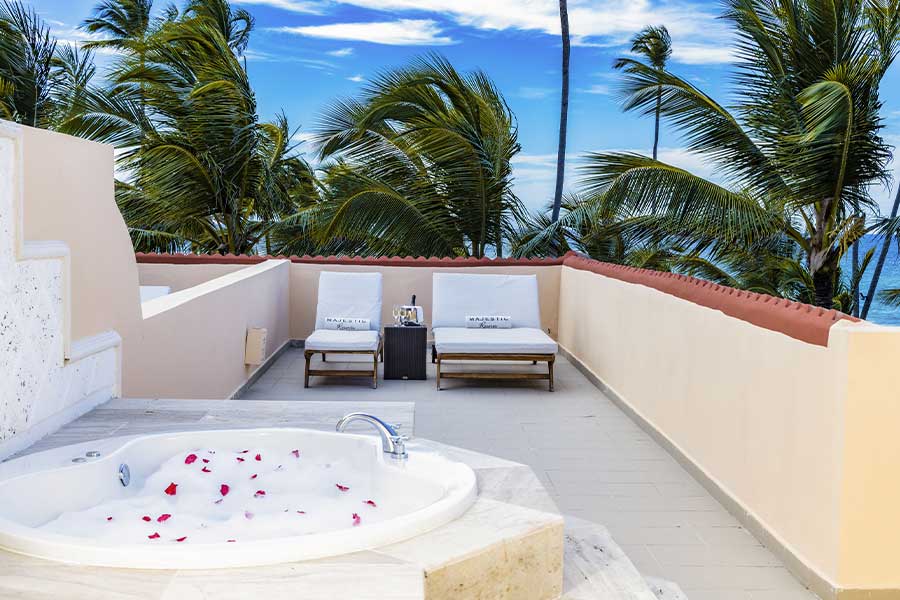 Terraza con jacuzzi exterior y hamacas