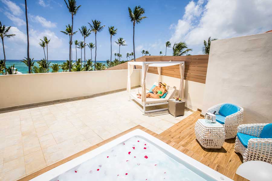 Gran terraza con impresionantes vista equipada con cama balinesa y jacuzzi