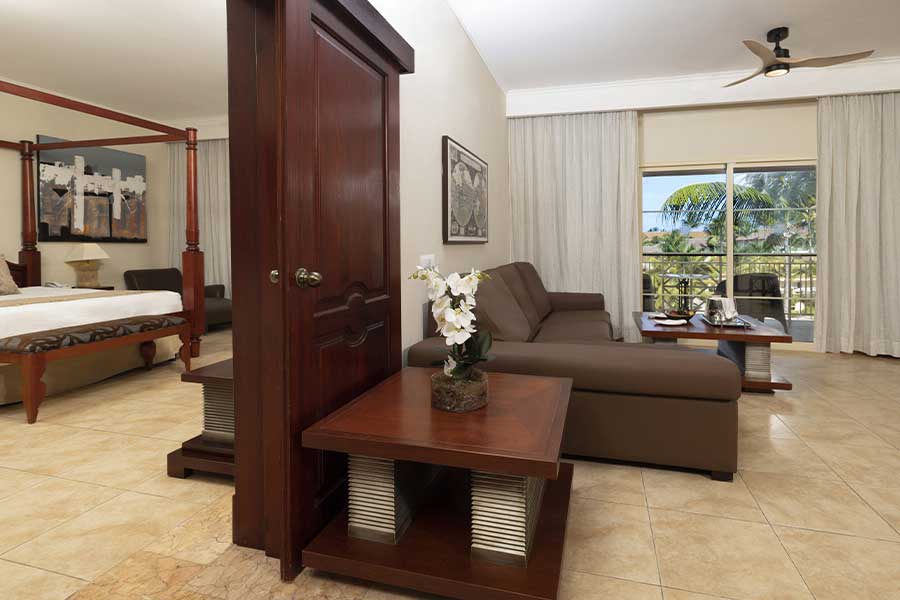 Habitación con elegante decoración y gran sofá