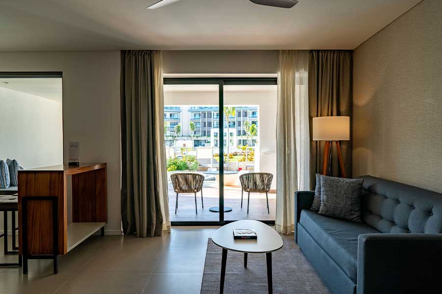 zona de estar con sofa y terraza elegance club junior suite swim up