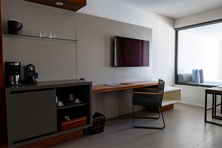 escritorio con tv zona de estar elegance club junior suite swim up