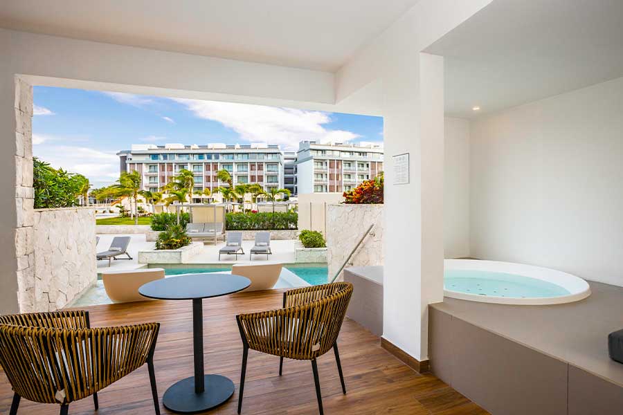 zona terraza con jacuzzi elegance club junior suite swim up