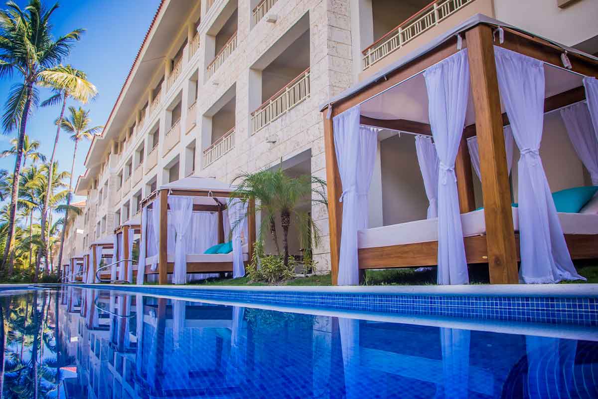 Camas balinesas junto a la piscina del Majestic Mirage Punta Cana