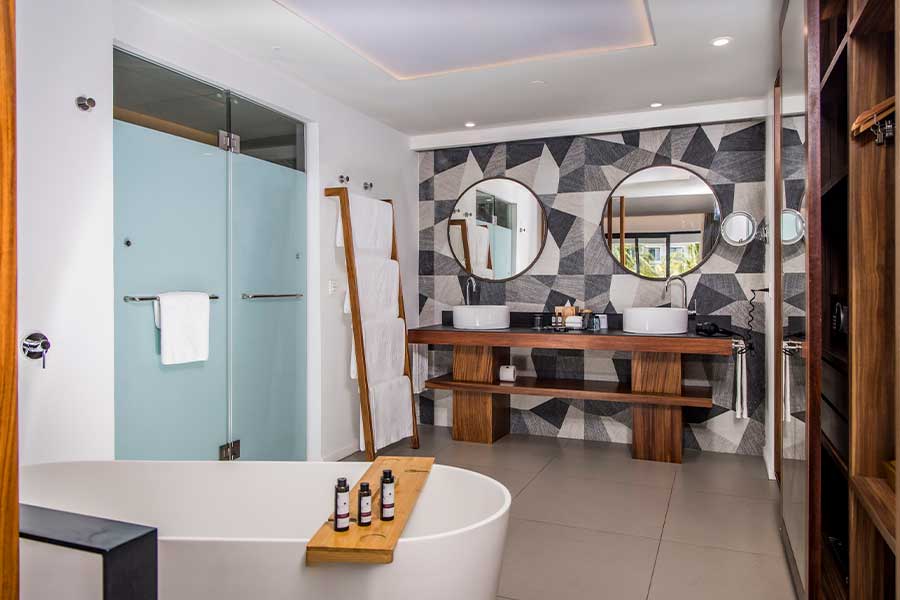 bano completo espejos elegance club one bedroom suite