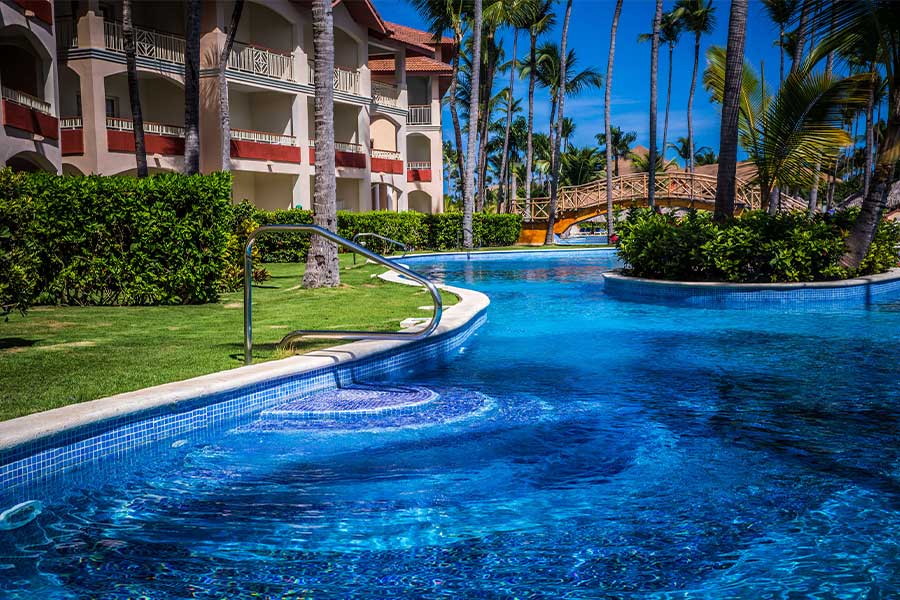 Acceso directo a la piscina desde  la Junior Suite Swim-up