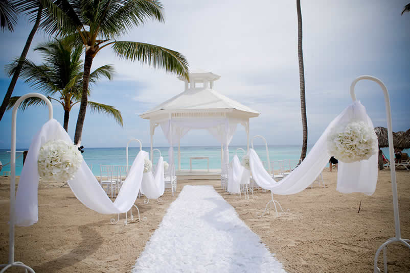 Bonito altar decorado para celebrar una boda en la Playa Majestic Elegance Punta Cana