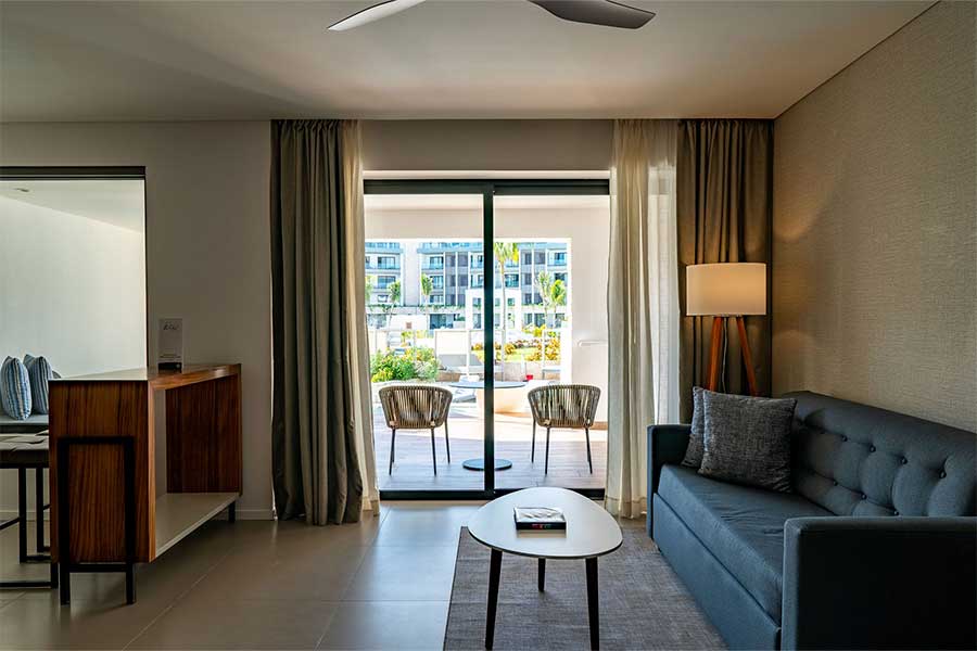 zona de estar con sofa y terraza elegance club junior suite swim up