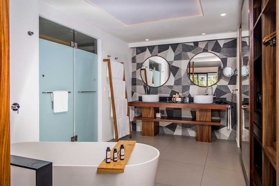 bano completo espejos banera elegance club plunge pool suite ocean front