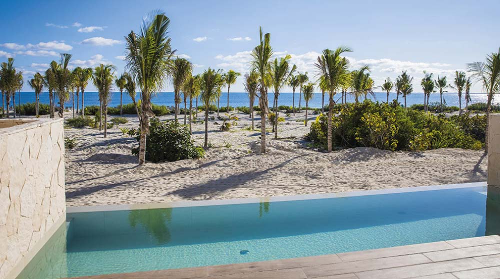 Vistas directas a la playa en Majestic elegance Costa Mujeres