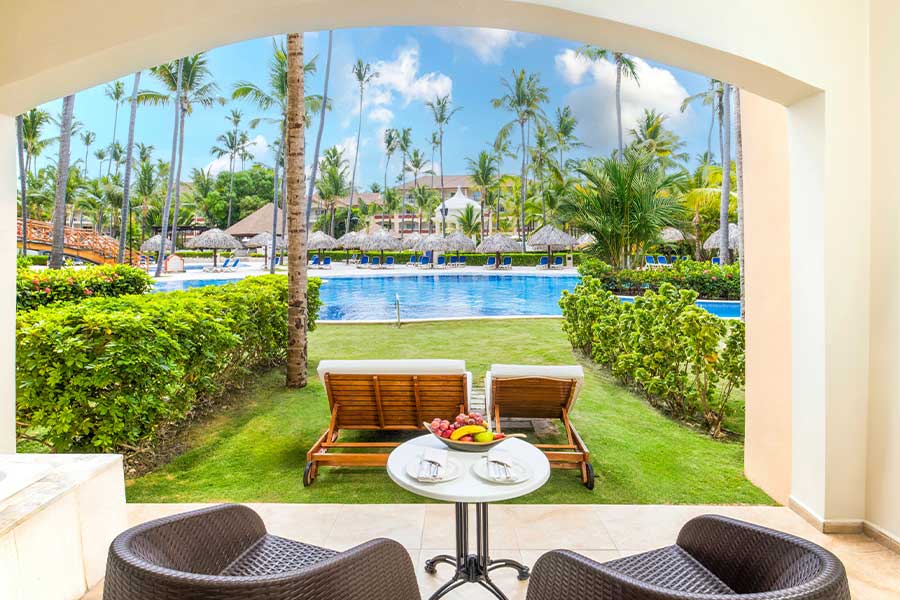 Vista desde la terraza al jardín y piscina