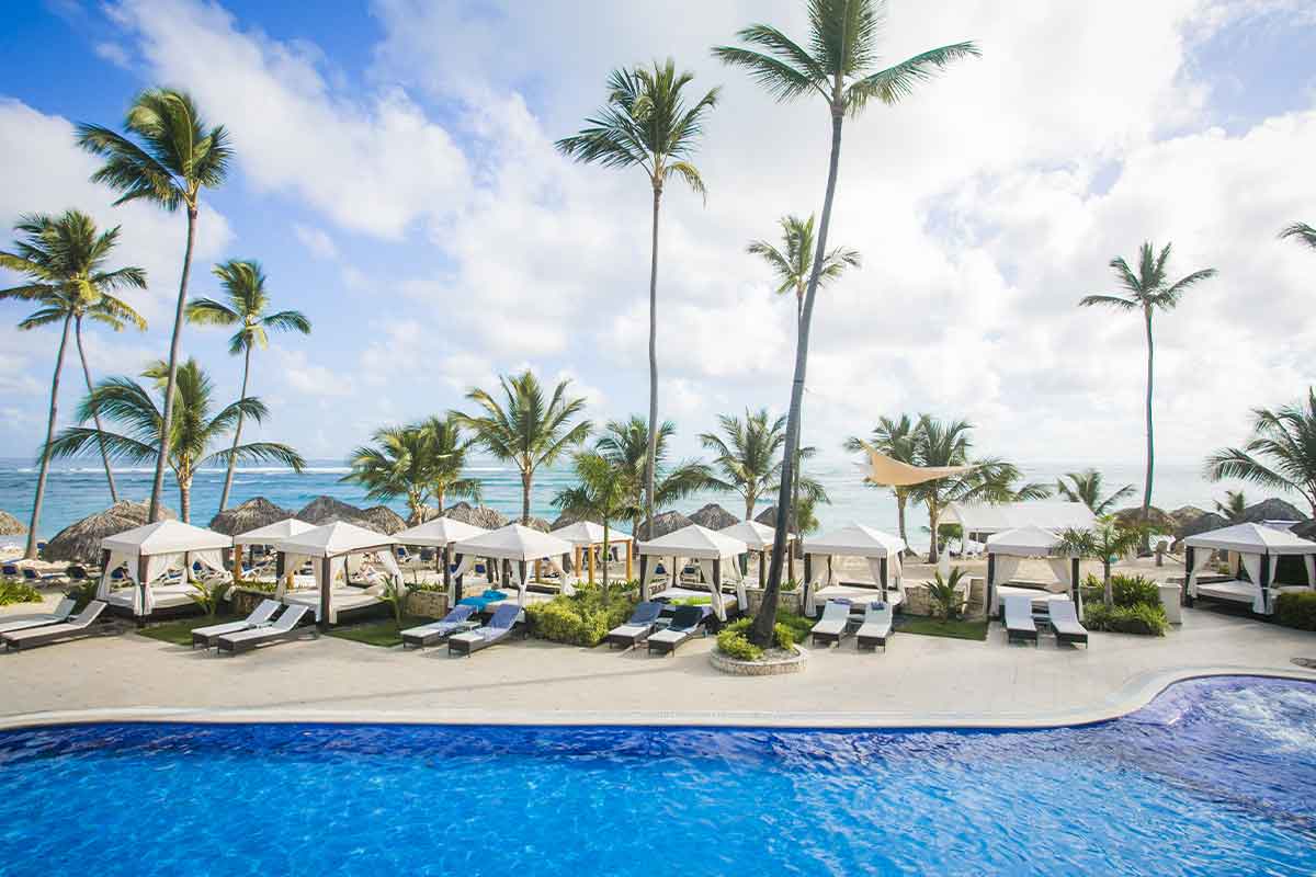 Vistas a la piscina y al océano desde el Resort Majestic Elegance