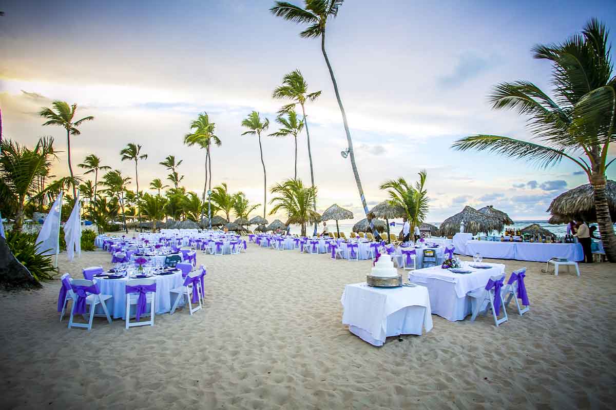 Decoración en la playa dispuesta para la comida después de la ceremonia de bodas