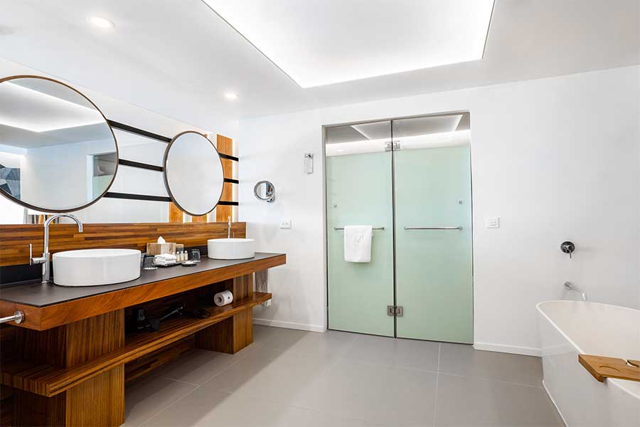 bano completo espejos  junior suite ocean front