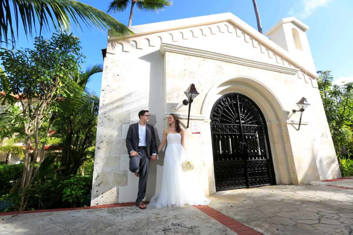 Pareja  de novios en la puerta de una iglesia en Punta Cana 