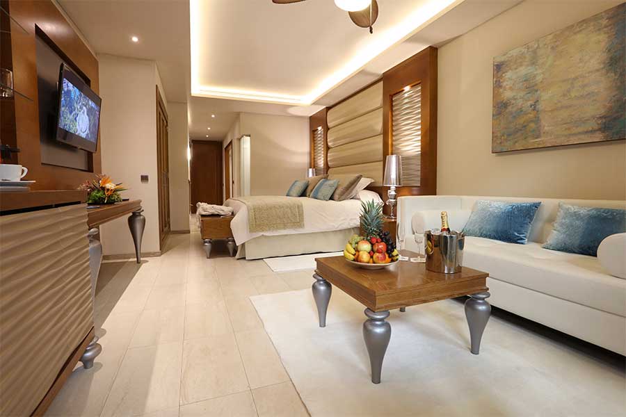 Sala de estar equipada con TV y amplio y cómodo sofá