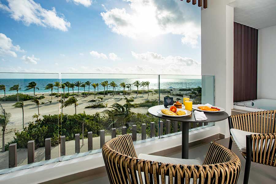 terraza amueblada con vistas al oceano junior suite ocean front