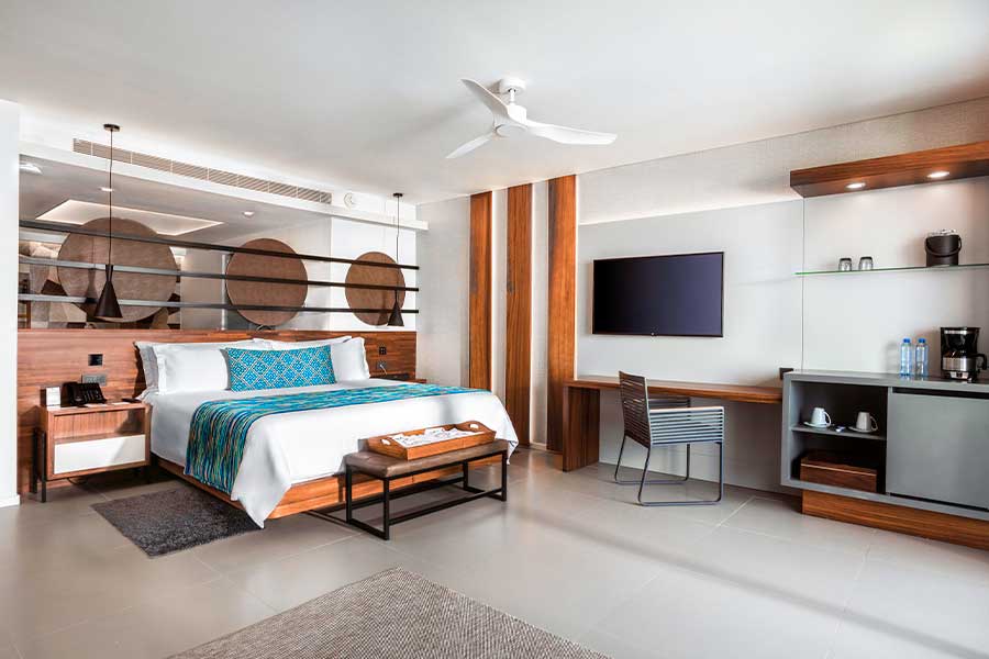 dormitorio con escritorio y tv sky view suite rooftop