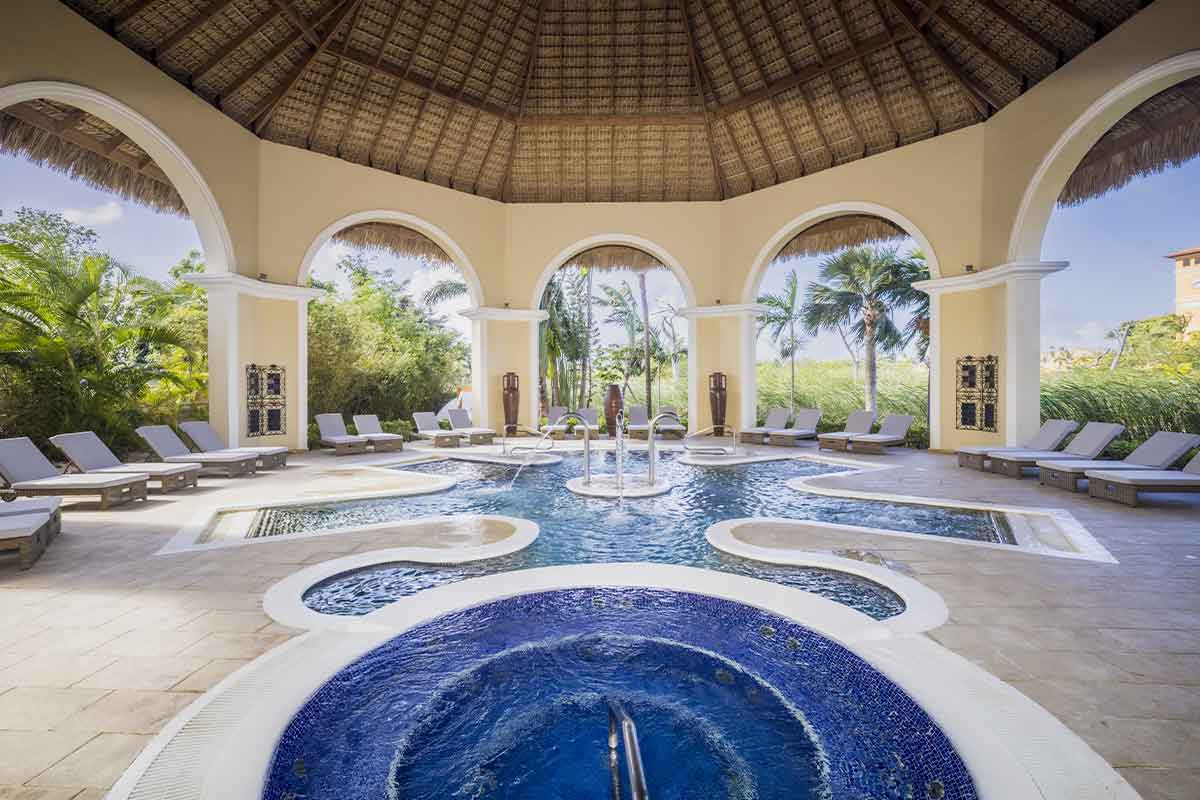 Gran piscina cubiertas con fuente y hamacas