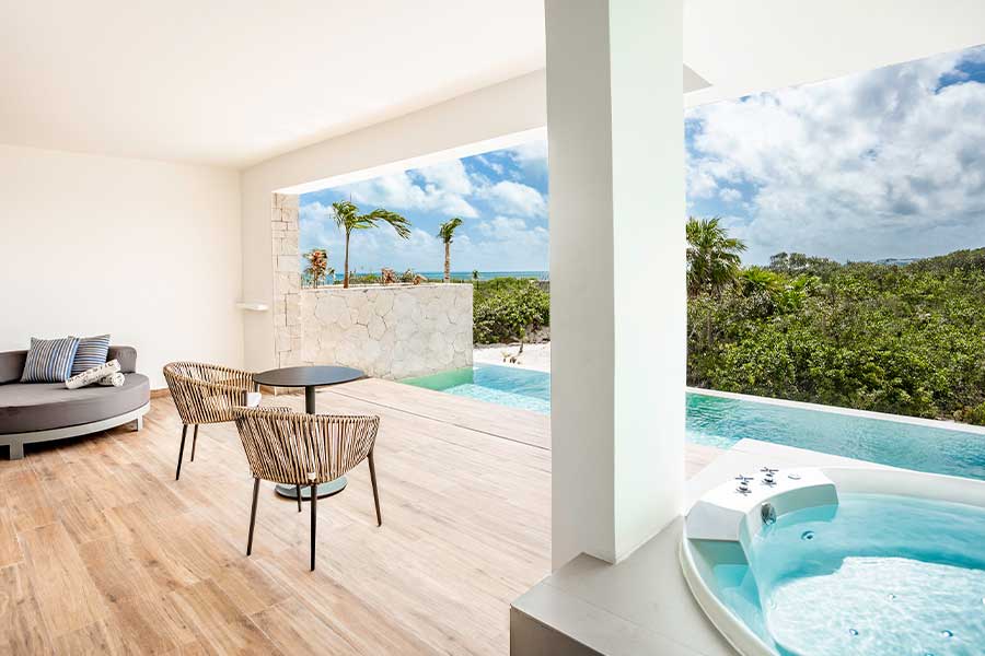 terraza con vistas y jacuzzi swim up suite