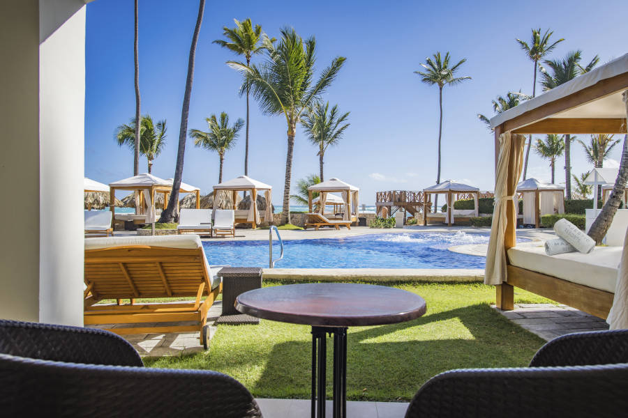Terraza amueblada y jardín con hamacas y cama balinesa