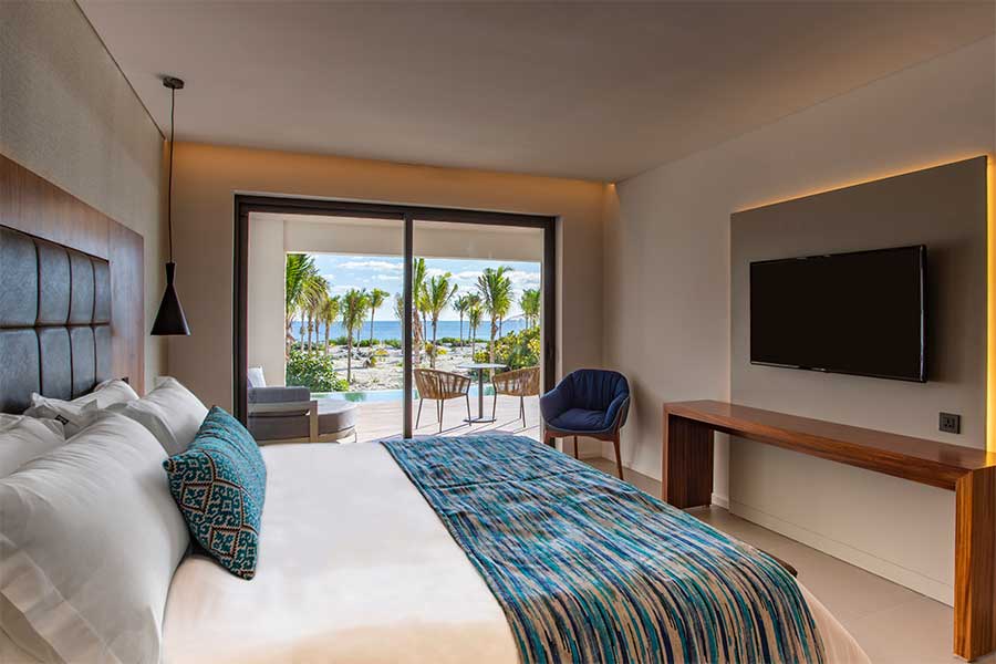 cama habitacion y tv swim up suite con terraza al fondo