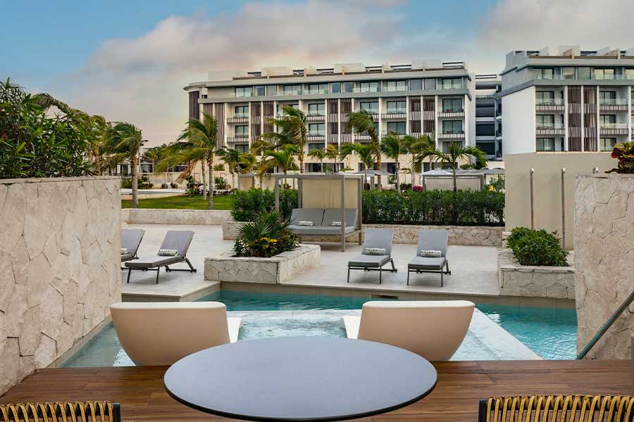 terraza con tumbonas y piscina elegance club junior suite swim up