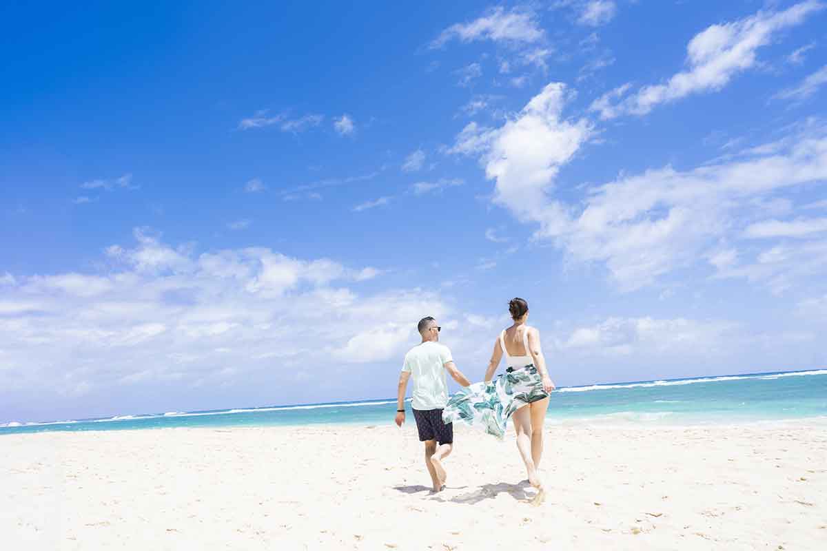 Pareja disfrutando de un paseo por la playa