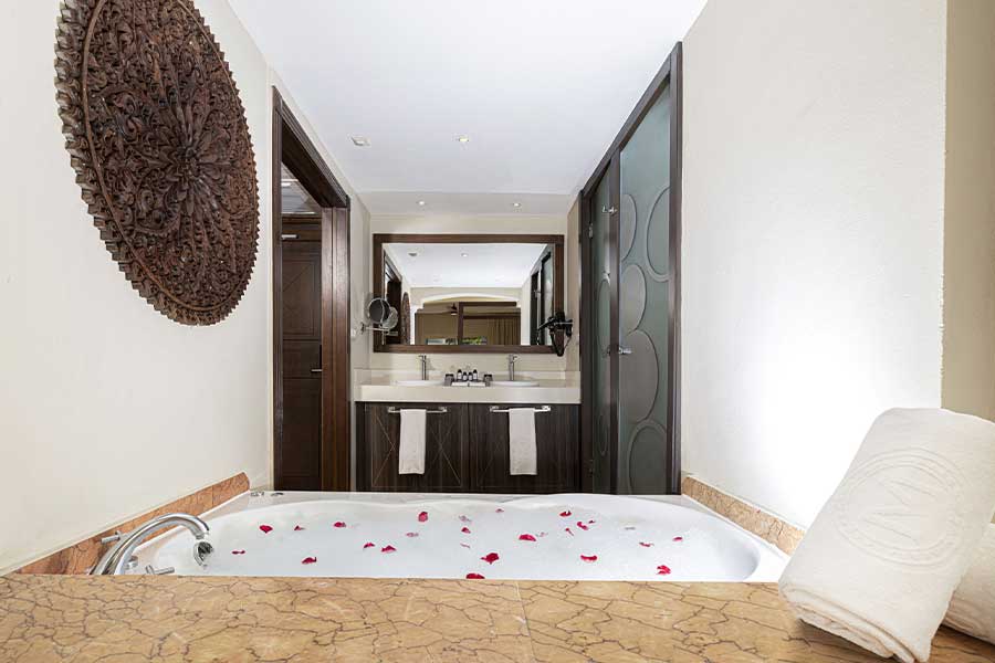 Vista general del baño con jacuzzi