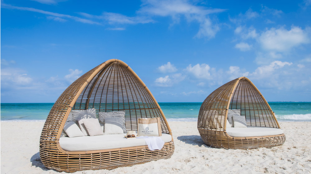 Camas balinesas en playa Majestic Elegance Costa Mujeres