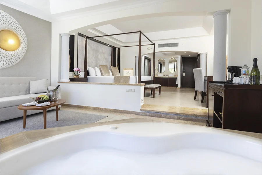 General view of the Junior Suite with jacuzzi