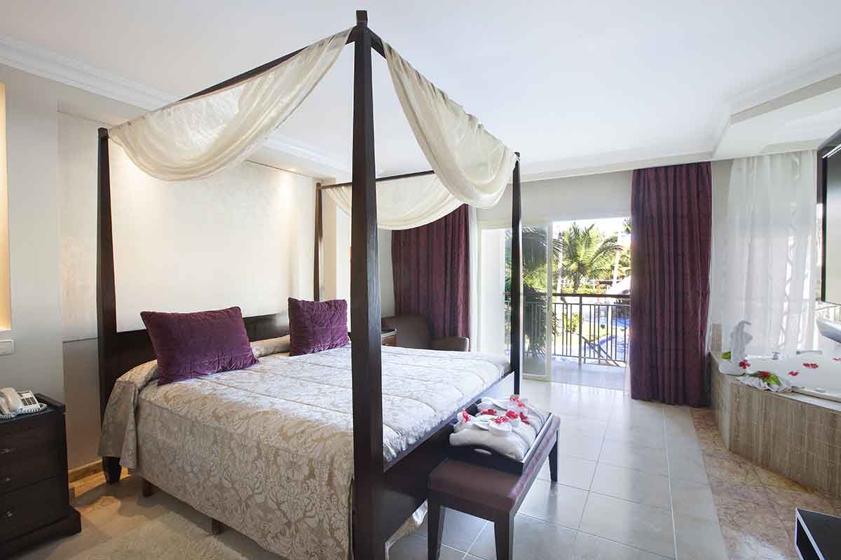 Vista general de una habitación con cama extra grande y terraza