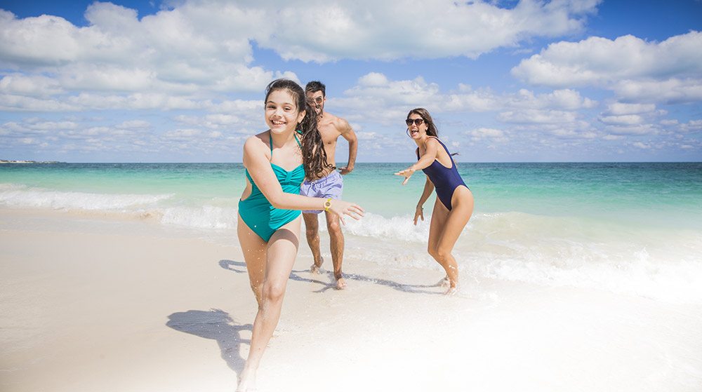 Familia jugando en la playa Costa Mujeres en Majestic Elegance Costa Mujeres