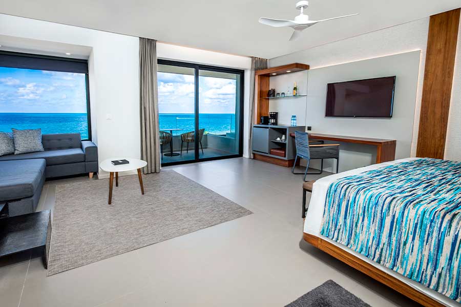 dormitorio con terraza y vistas al oceano  elegance club plunge pool suite ocean front