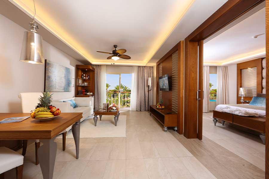 Vista general de la amplia Suite One Bedroom con jacuzzi exterior y salón