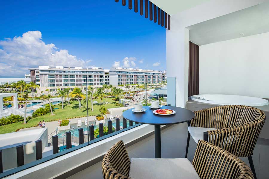 terraza amueblada dia soleado junior suite