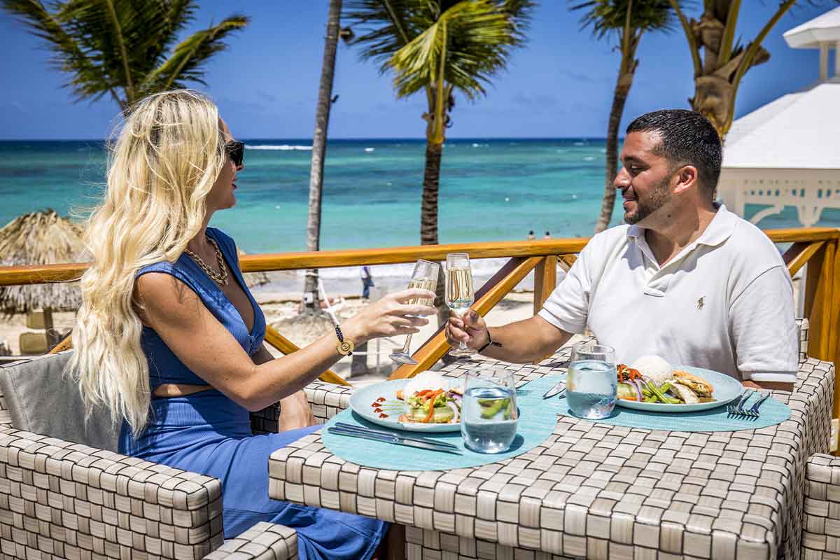 Pareja disfrutando de una comida en la terraza del restaurante en el Majestic Mirage Punta Cana