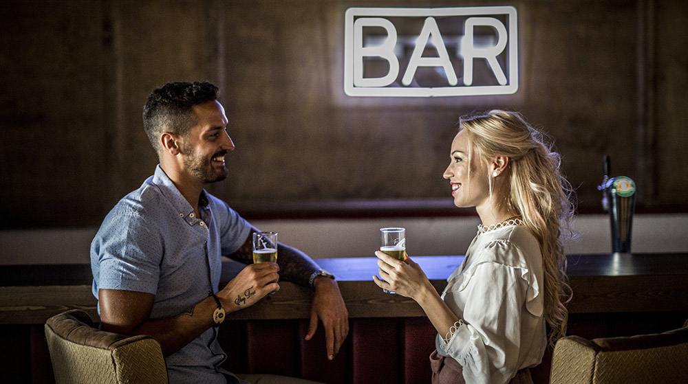 Pareja  en el bar de Majestic Elegance Costa Mujeres