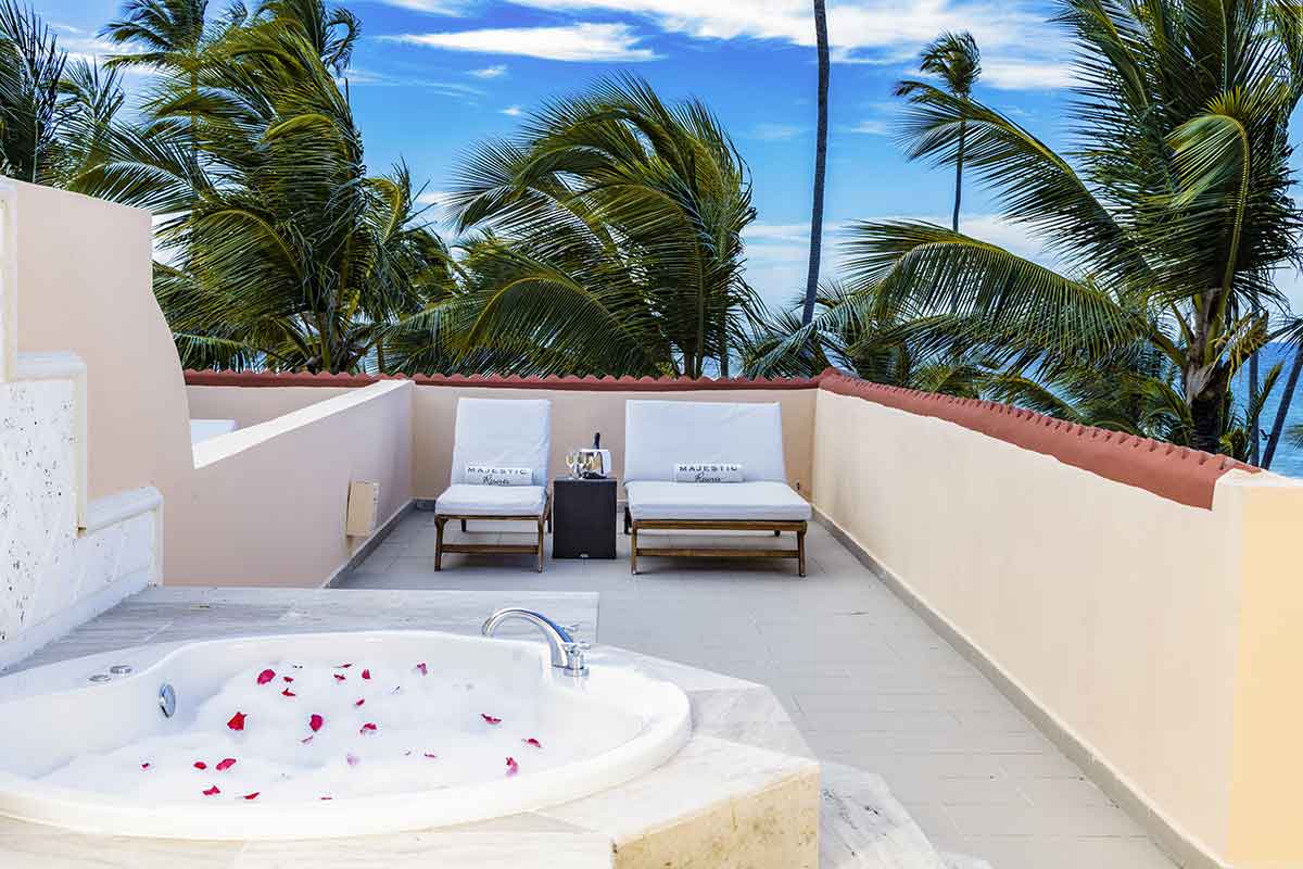 Terraza equipada con jacuzzi y hamacas