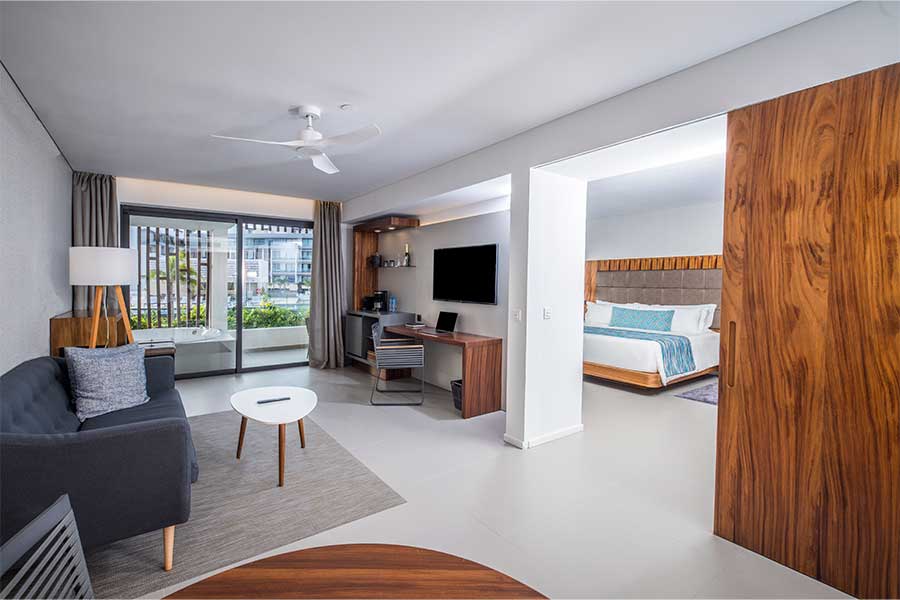 espaciosa zona de estar y dormitorio one bebdroom suite outdoor jacuzzi