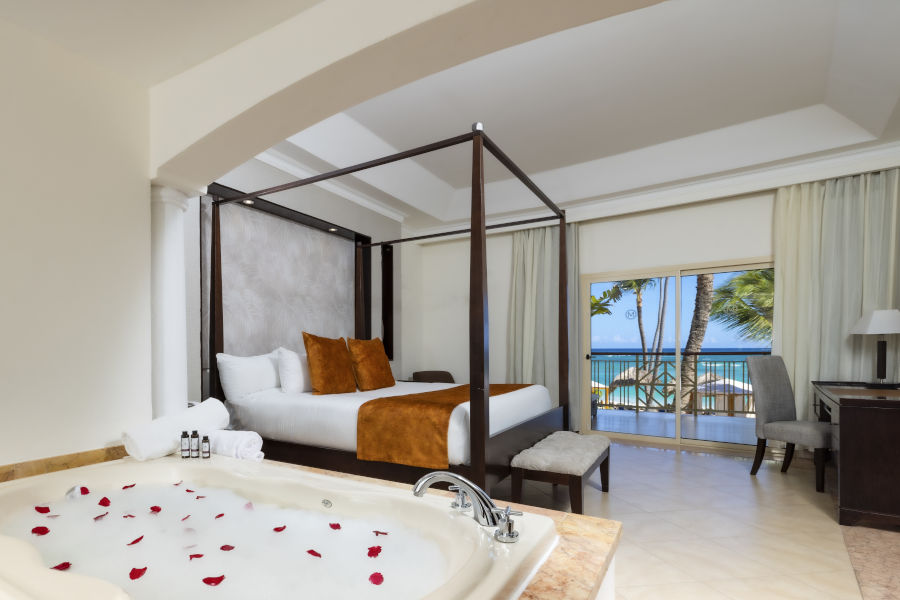 Jacuzzi en el interior de la suite