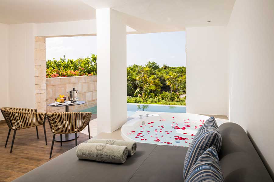 terraza con jacuzzi y sofa elegance club junior suite swim up