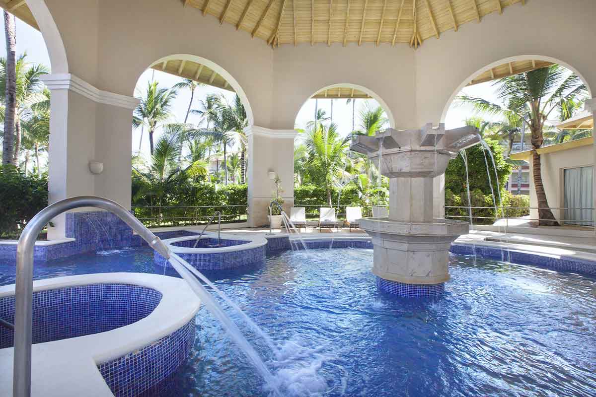 Gran fuente interior en Majestic Colonial Punta Cana Resort