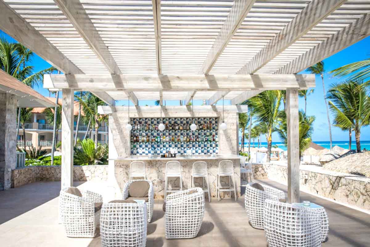 Terraza de restaurante en el Majestic Elegance Punta Cana